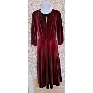 Maggie London Dress Size 10 Burgandy 3/4 Sleeve Keyhole Neckline Pleated Skirt